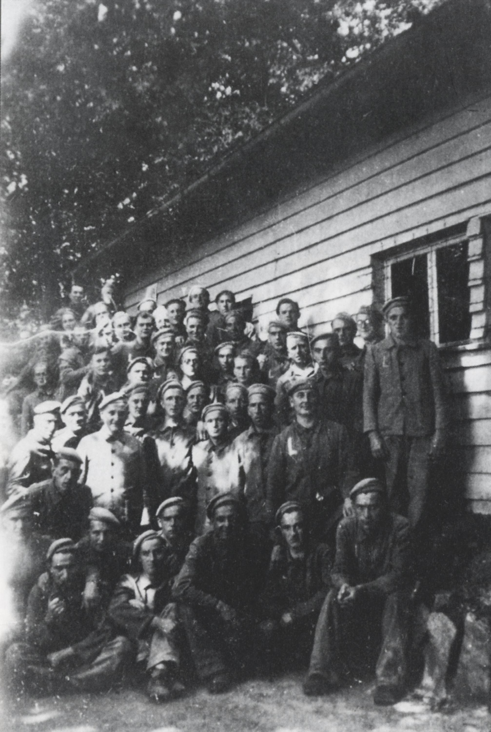 Politische Häftlinge aus Luxemburg im KZ-Außenlager „Unter den Eichen“, 1944 aufgenommen mit einer illegal ins Lager geschmuggelten Kamera